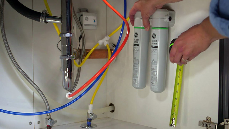 برای نصب دستگاه تصفیه آب باید با دقت همه شیلنگ‌ها و اتصالات را در جای خود نصب کنید.
