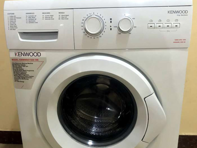 ماشین‌ لباسشویی قدیمی کنوود صفحه نمایش ندارد و مشکلات دستگاه به وسیله چراغ‌های آن مشخص می‌شود.