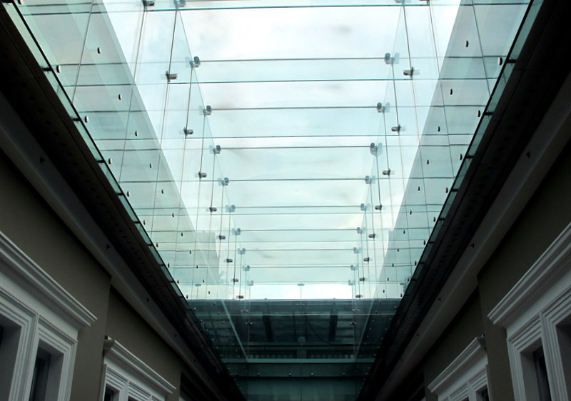 سقف کاذب پلکسی یا طلقی، نسبت به سقف کاذب شیشه‌ای مقرون به صرفه‌تر، ایمن‌تر و زیباتر است.