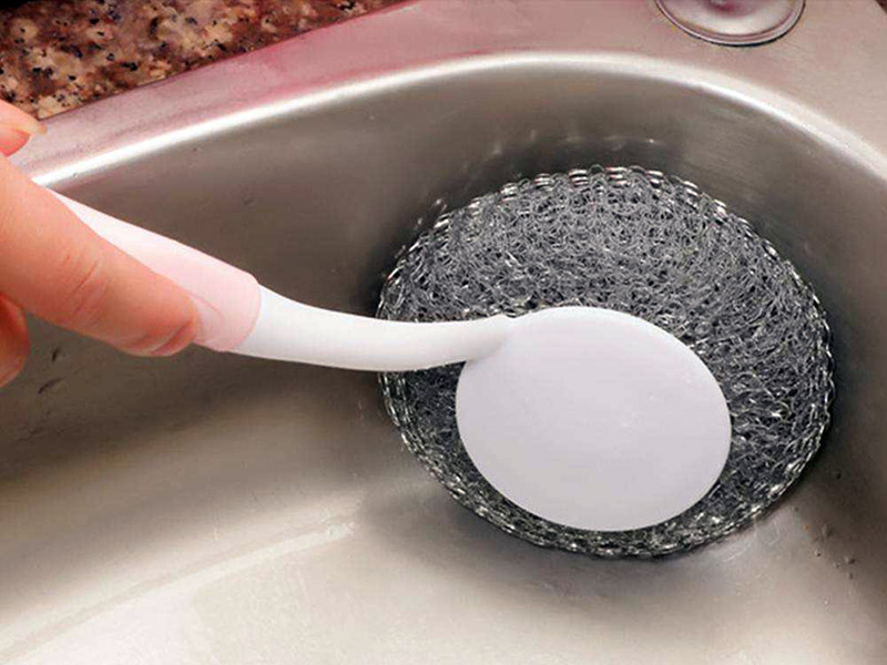 سیم ظرفشویی بدترین وسیله تمیز کننده سینک است و به جای براق کردن آن، تمام سطح سینک را خط و خش می اندازد.