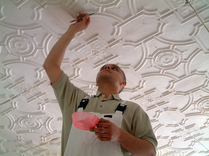 یکی از روش‌های با سابقه تزئین سقف گچبری است
