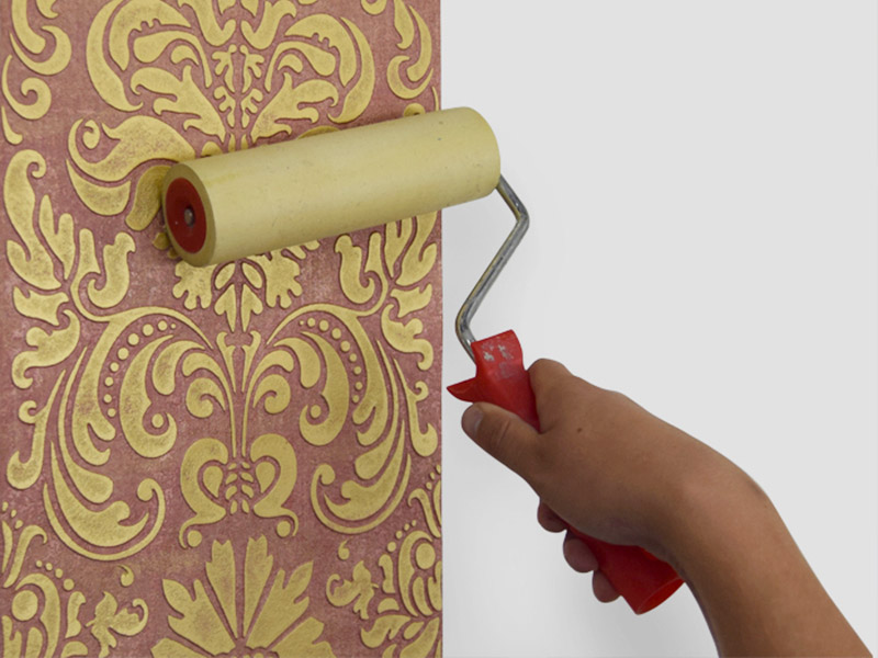 یکی از ابزارهای مورد نیاز برای نصب کاغذ دیواری غلطک چسب کاغذ دیواری است.