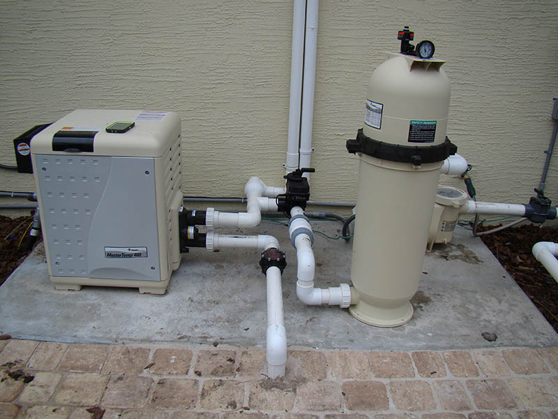 استخرهای استاندارد معمولا از سیستم‌های گرمایشی خارج از استخر برای گرم کردن آب استفاده می‌کنند