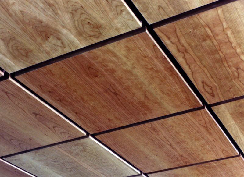 این نوع سقف کاذب از تایل‌های مربعی با ابعاد استاندارد تشکیل شده است.