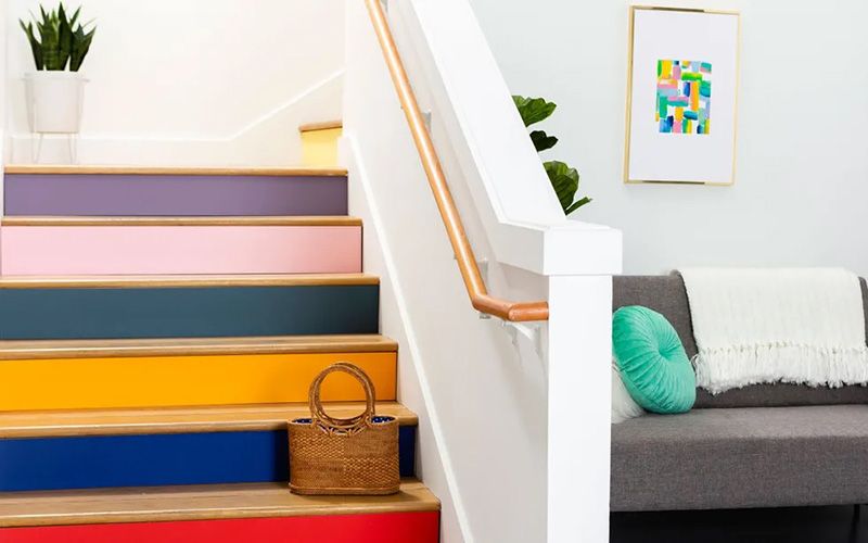 اگر به رنگ‌ها علاقه دارید می‌توانید پله‌هایتان را به سبک رنگین کمانی رنگ کنید