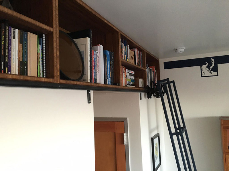 طراحی قفسه کتاب در فضاهای مخفی همچون نزدیک سقف به شما کمک می‌کند که یک دکوراسیون متفاوت در خانه داشته باشید