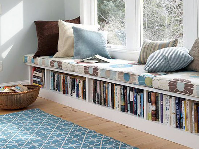 نشیمن‌های کنار پنجره و یا صندلی‌های نیمکتی محل بسیار خوبی برای قرار دادن کتاب ها هستند 