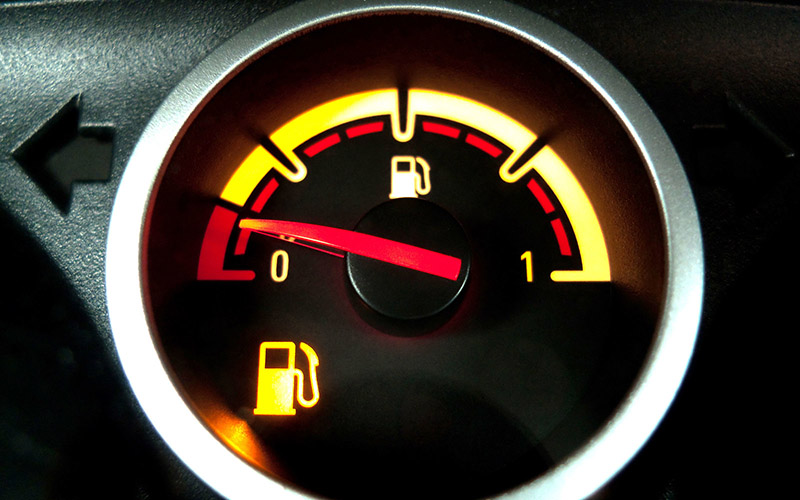 یکی از کارهای ای سی یو این است که به راننده خودرو نشان می‌دهد که میزان متوسط مصرف سوخت ماشین چقدر است و ‌در هر لحظه چقدر سوخت مصرف می‌شود