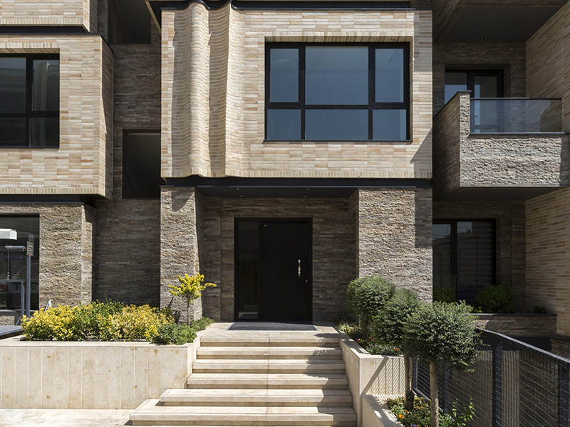 ترکیب چوب و سنگ از پرکاربردترین و پر طرفدارترین نمونه نمای بیرونی ساختمان‌های دو طبقه جنوبی امروزی است.