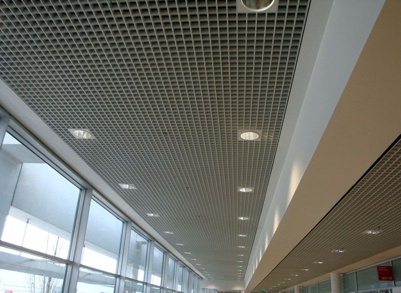 در فضاهای وسیع مدرن برای زیبایی بیشتر از سقف‌های شبکه‌بندی شده آلومینیومی به نام سقف کاذب گریلیوم استفاده می‌شود.