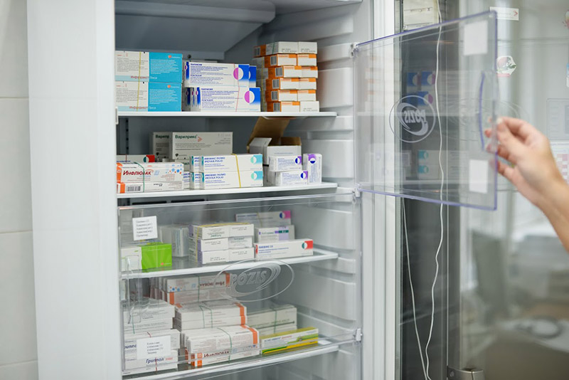 یخچال‌هایی که در صنعت داروسازی استفاده می‌شوند، با مدل‌هایی که در فروشگاه‌ها و سوپر مارکت‌ها مورد استفاده قرار می‌گیرند از نظر ویژگی‌هایی همچون اندازه و دمای تولیدی متفاوت هستند.