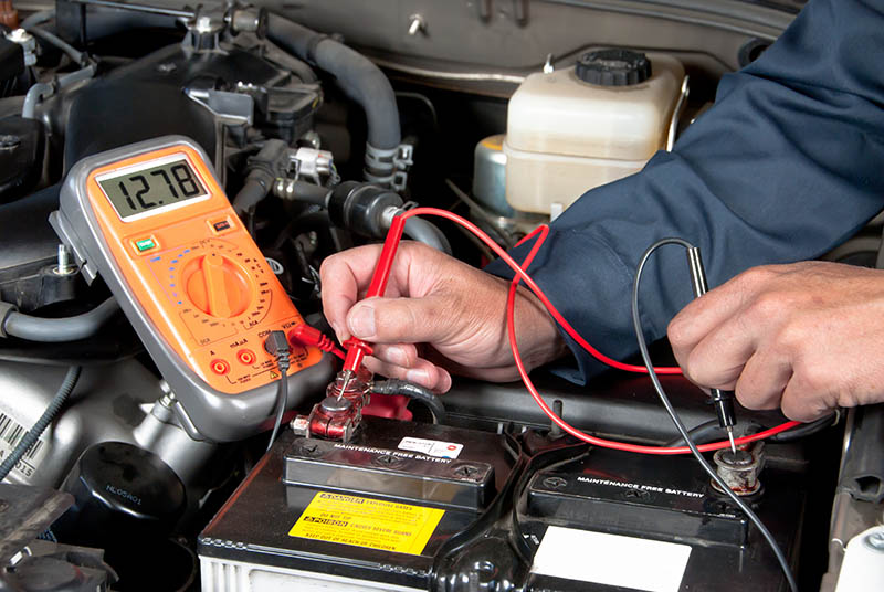 با اتصال ولت‌متر به ماشین می‌توانید متوجه شوید که باتری خودروی شما چقدر شارژ دارد.