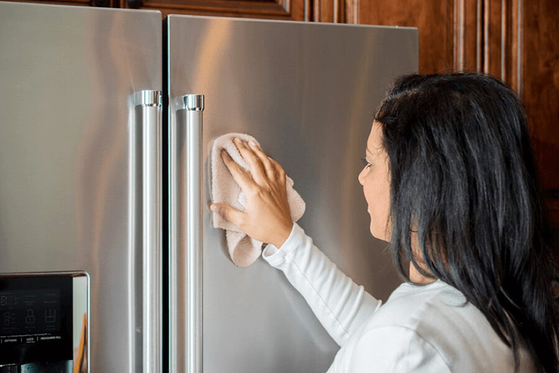 هنگامی‌که از یک تمیزکننده با چربی کم استفاده می‌شود، پاک کننده می‌تواند از خراش سطحی یخچال نیز جلوگیری کند.
