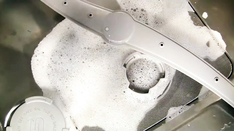 عدم تخلیه آب ماشین ظرفشویی سامسونگ شما ممکن است بر اثر مسدود شدن دریچه تخلیه باشد.