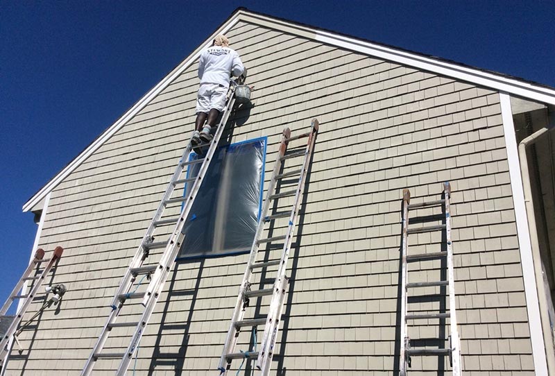 اگر قرار است که نمای ساختمان‌تان را رنگ‌آمیزی کنید، پس بسته به ارتفاع ساختمان باید نردبان مناسبی تهیه کنید.