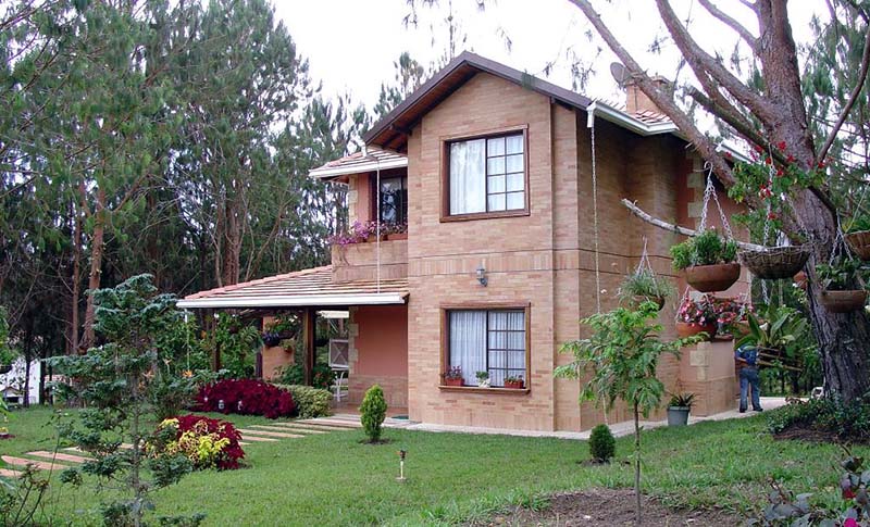  استفاده از نمای تمام چوب و یا سفال برای خانه‌هایی ویلایی یک گزینه ایده‌آل است.