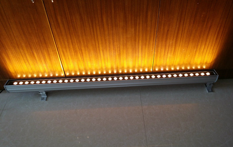 وال واشر یک چراغ باریک است که چند منبع نور داخل آن قرار دارد. این منبع‌های نور معمولا ال ای دی هستند