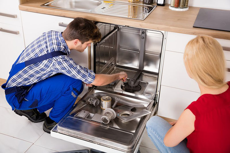 انسداد قطعه دفع کننده زباله می‌تواند موجب جمع شدن آب در ماشین ظرفشویی شما شود.