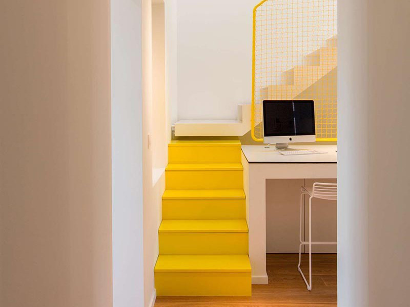 ساده‌ترین روش برای رنگ بخشیدن به راه پله‌ها و نمایان کردن آن‌ها این است که شما رنگی متضاد برای راه پله انتخاب کنید