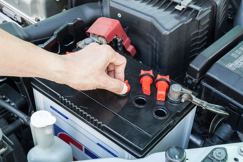 باتری‌های اسیدی یک نوع از انواع باطری ماشین هستند که قابل شارژ بوده و به مراقبت کمی نیاز دارند.