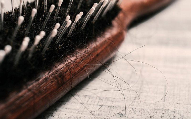 وجود املاح و مداد معدنی مفیدی همانند زینک در آب تصفیه شده در کوزه می‌تواند از ریزش مو جلوگیری کند.