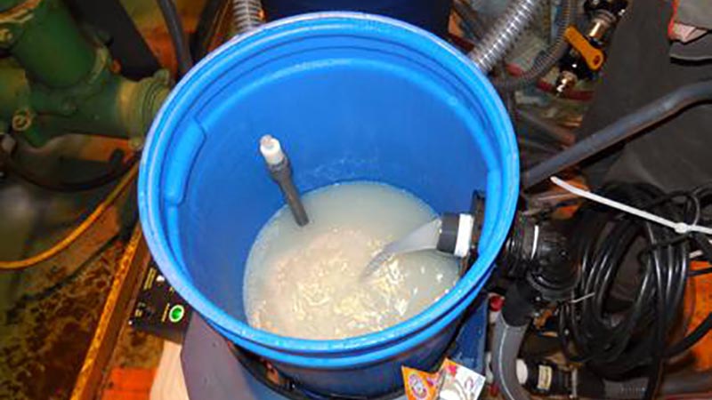 در این مرحله آبی که داخل بشکه است را برای بررسی میزان آب لازم برای اسیدشویی به داخل مسیر لوله ها و ابزوربر و ... پمپاژ کنید.