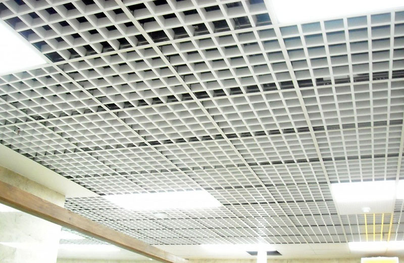 اجرای سقف گریلیوم مانند سایر انواع سقف کاذب به سادگی انجام می‌گیرد و اگر زیرساز آن آماده باشد به سادگی فقط باید پنل‌ها را متصل کرد.