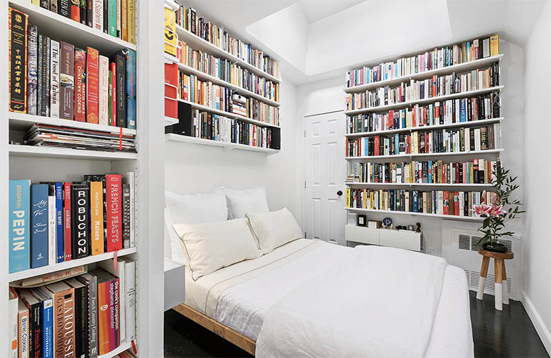 می‌توان با طراحی یک کتابخانه‌ی دیواری با کتاب‌های رنگی فضای اتاق خواب را روح نواز و الهام‌بخش کرد.
