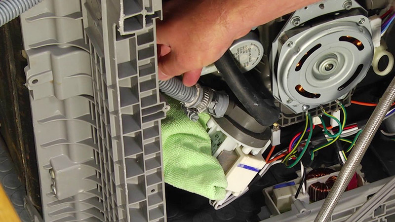 علت تخلیه نشدن آب ماشین ظرفشویی سامسونگ می‌تواند بروز اختلالی در کار پمپ تخلیه باشد.