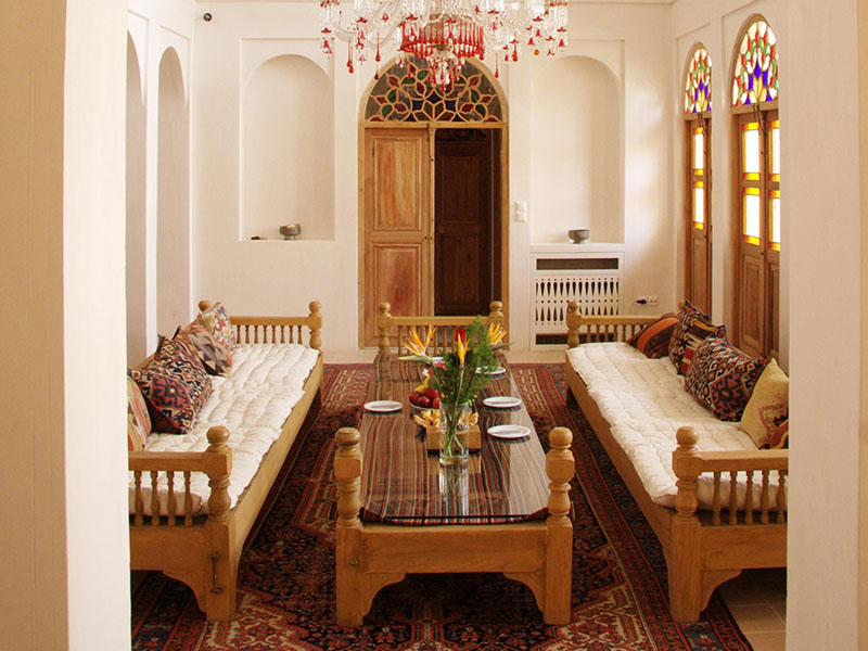 فرش‌های لاکی کاشان و پشتی‌ها و مخده‌های دست‌دوز با پتوهایی سفید که در چهار گوشه‌ی اتاق قرار داشت، نشانه‌ی بارز خانه‌ی هر ایرانی بود.