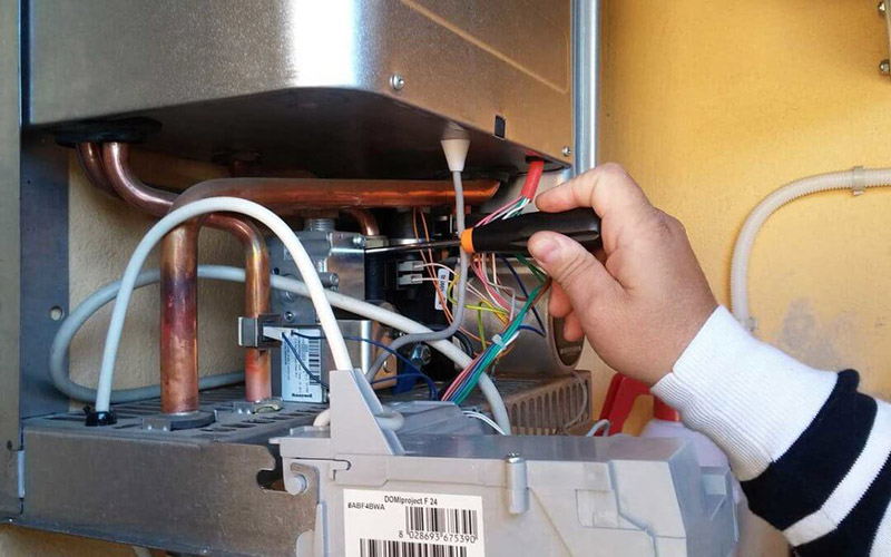 برای تنظیم شیر برقی گاز با حداکثر توان باید پیج قسمت بالا و سمت چپ را باز کنید و به دستگاه فشار مانومتر متصل نمایید.