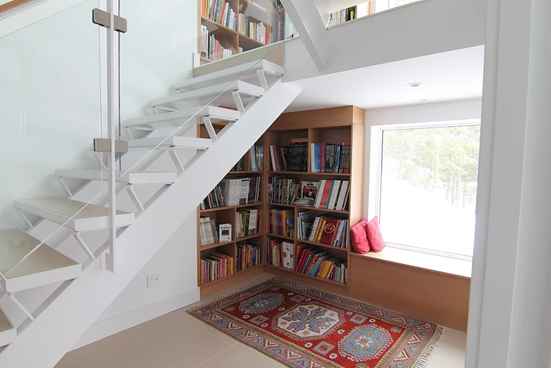 فضای زیر پله برای قرار دادن قفسه‌های کتاب بسیار مناسب و مطلوب است.