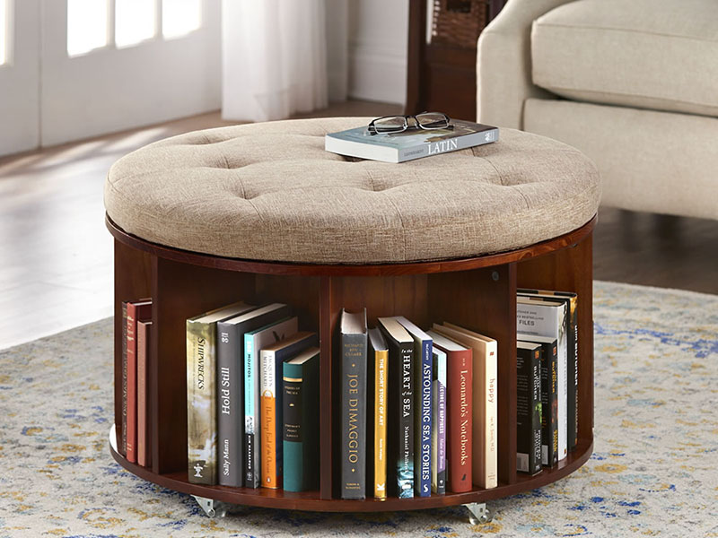 استفاده از میزهای جلوی مبلی چند طبقه است که می‌توانید کتاب‌ها را در قسمت پایینی آن قرار داده و روی میز را برای کارهای دیگر خلوت نگه دارید.