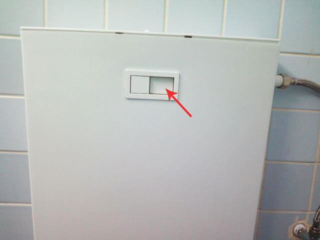 گیر کردن دکمه فلاش تانک که اندکی به دکمه توالت فرنگی شباهت دارد و راهکار رفع آن