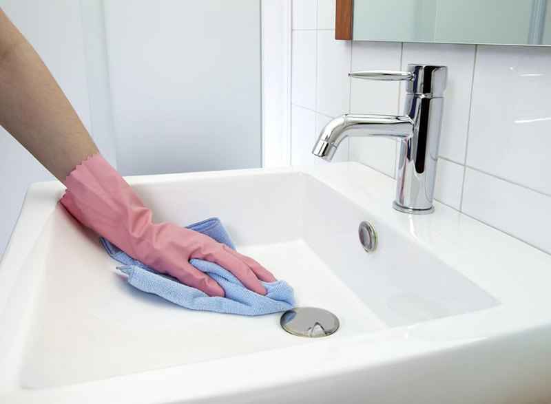 سینک دستشویی سرویس بهداشتی را با آب گرم و جوش شیرین بشویید.