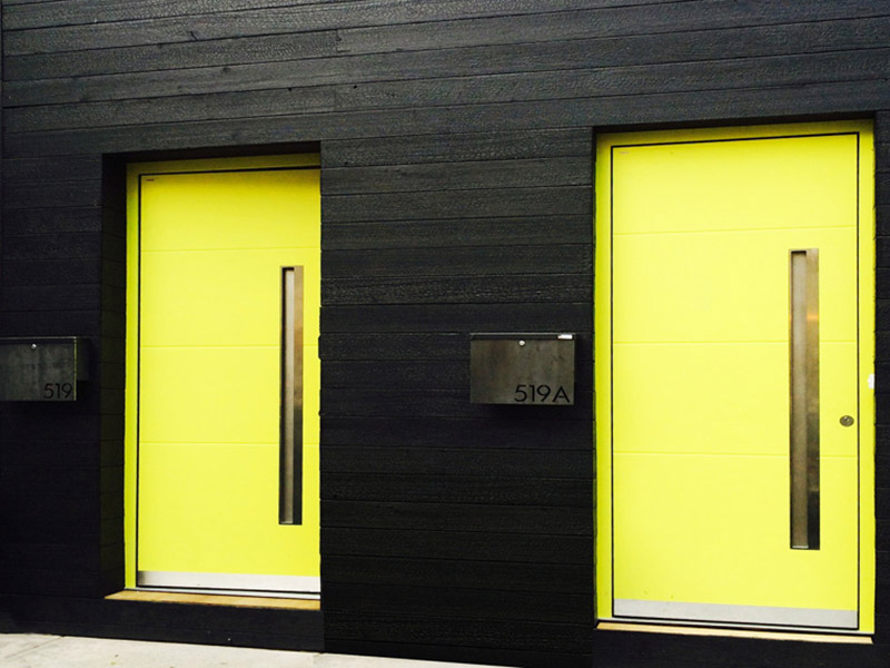 درهای ورودی به رنگ زرد با دیوارهایی به رنگ تیره