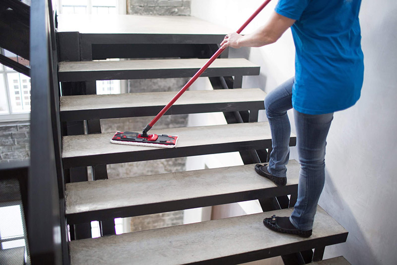 خدمات نظافت راه پله و مشاعات ساختمان استادکار | آیا نظافت راه پله‌ها و مشاعات ساختمان جزو وظایف نظافتچی است؟