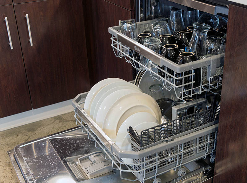 سعی کنید که ظروف را با دقت داخل قفسه ماشین ظرفشویی قرار دهید
