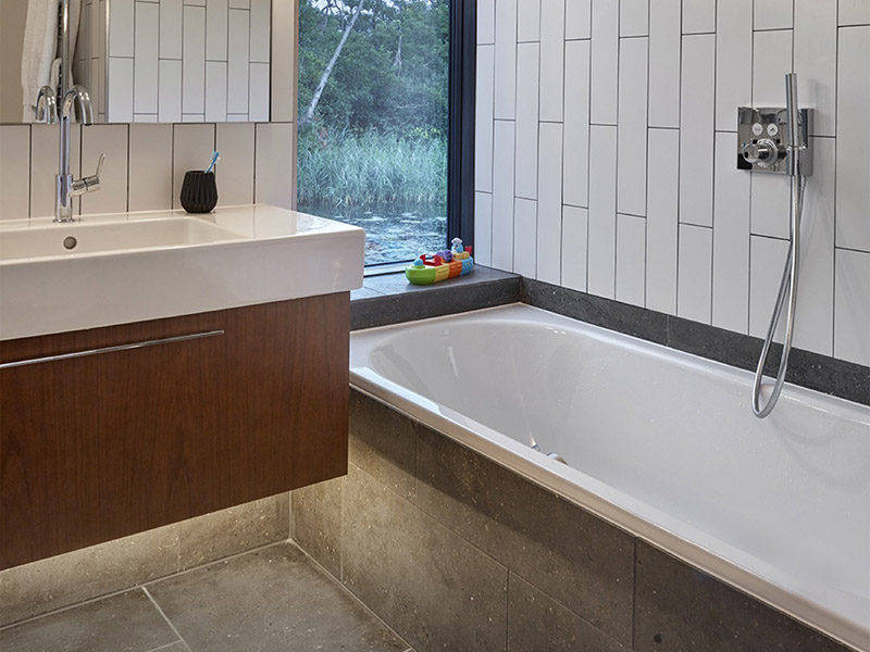 اگر حمام کوچکی دارید و فضای کافی برای نصب هر نوع وانی ندارید، بهتر است از وان‌هایی که مناسب فضاهای کوچک هستند، استفاده کنید.