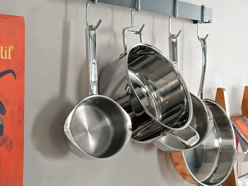 شستن ظروف استیل در ماشین ظرفشویی ممکن است باعث تغییر رنگ و زنگ‌زدگی آن‌ و ایجاد لکه‌های آبی شود.