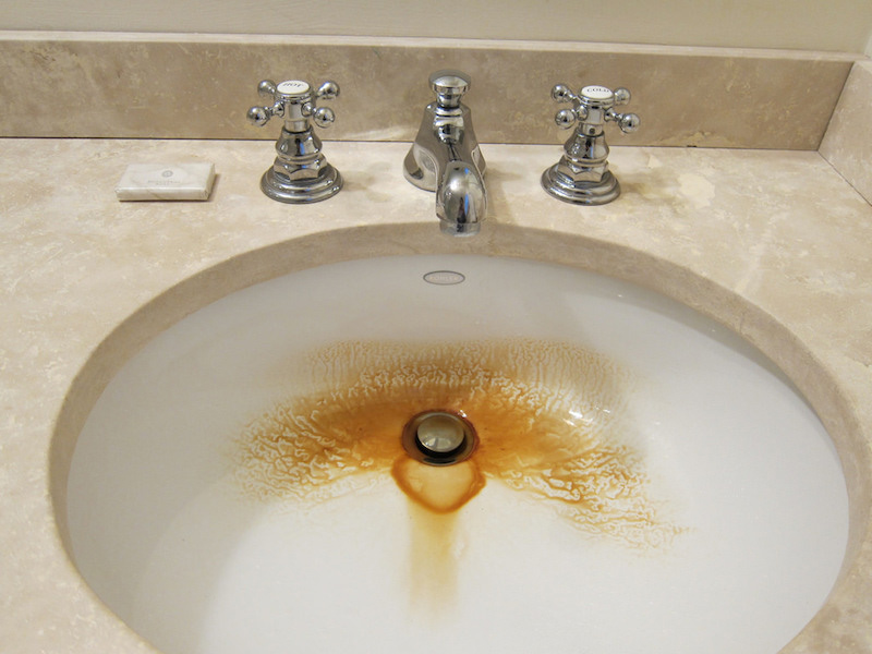 لکه‌های زنگ زدگی در اثر تماس اشیا فلزی با سطوح و سایر لوازم در حمام ایجاد می‌شوند.