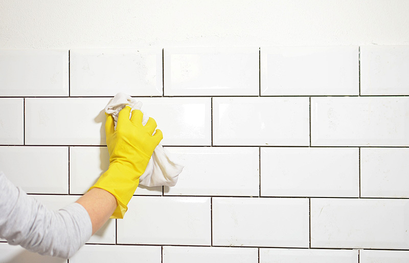 حتما دیوارها را با یک دستمال تمیز خشک کنید. زیرا ماندن رطوبت روی دیوارها باعث ایجاد قارچ و کپک می‌شود.