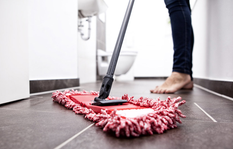 بعد از اتمام تمیز کردن کف دستشویی و حمام، کف را تی کشیده و کاملا خشک کنید.