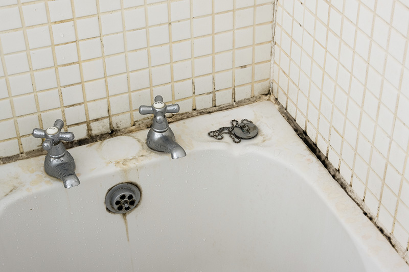 جمع شدن رطوبت و بخار آب در حمام می‌تواند موجب ایجاد کپک و زنگ‌زدگی شود.