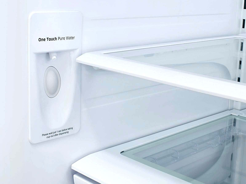 اتصال دستگاه تصفیه آب به یخچال از ورود املاح و رسوبات اضافی به داخل یخچال جلوگیری می‌کند.