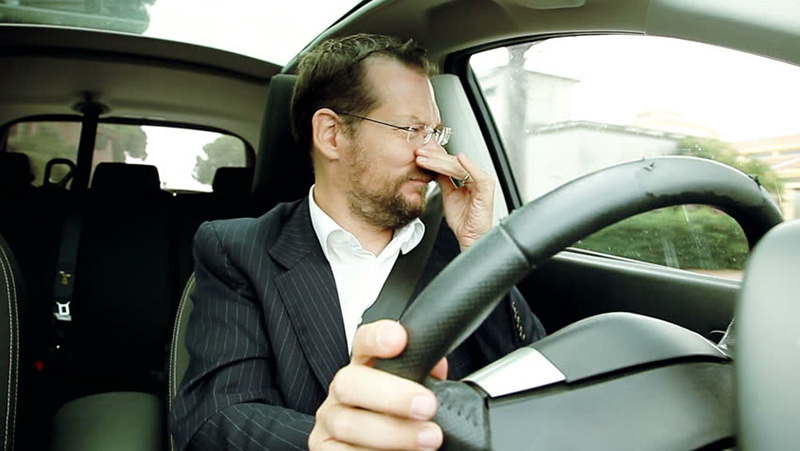 معمولا بوی بنزین در حین رانندگی، نشانه نشتی بنزین از باک است.