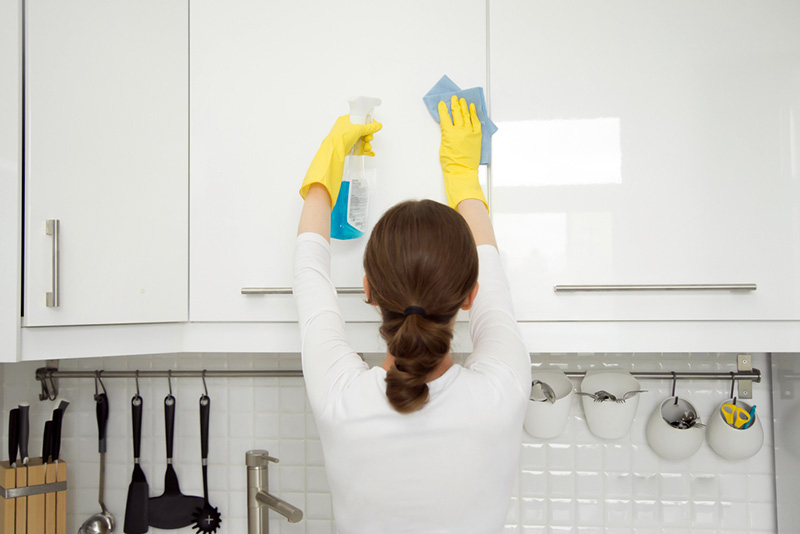 برای تمیز کردن کابینت ها از پارچه نرم و پاک کننده های مخصوص استفاده نمایید و تمامی سطوح را تمیز نمایید.