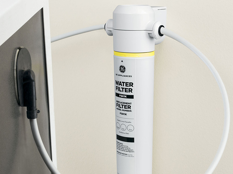 اگر در خانه از دستگاه تصفیه آب استفاده می‌کنید می‌توانید یک انشعاب از آن را به یخچال خود نیز متصل کنید.