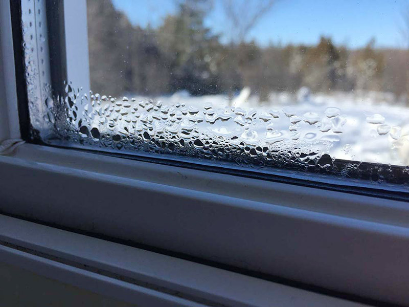 وجود بخار و عرق در میان جداره‌های پنجره می‌تواند به علت خارج شدن گاز در طولانی مدت یا ضربه خوردن جداره و خروج گاز از آن شود.