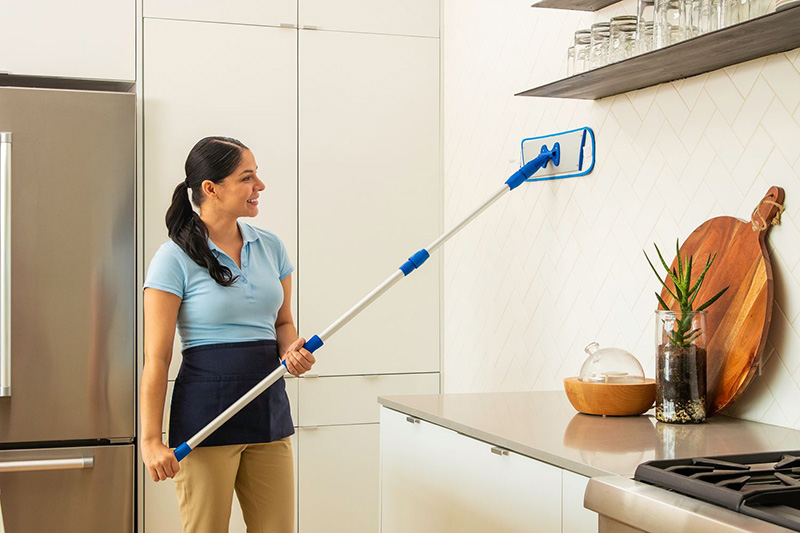 از ابزارهای مخصوص و پاک کننده ها برای تمیز کردن سقف و دیوارهای آشپزخانه استفاده نمایید و چربی ها را از این قسمت ها بزدایید.